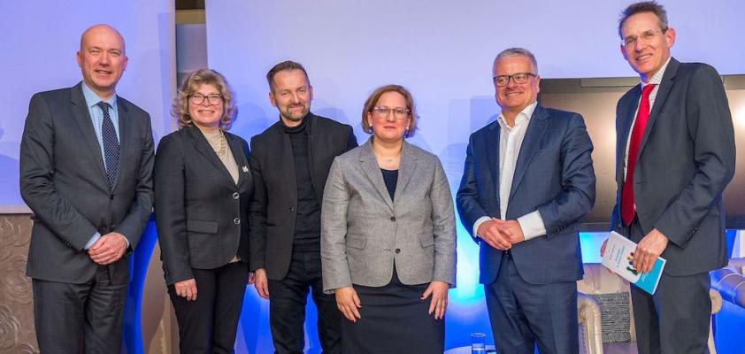Hochkarätige Speaker über die Zukunft der Arbeit: vlnr.: Trendforscher Franz Kühmayer, Great Place to Work-CEO Doris Palz, Rudi Bauer, Managing Director von WeAreDevelopers, Arbeiterkammer-Direktorin Silvia Hruška-Frank, Hans Greiner, General Manager bei Cisco Österreich und FH-Professor und Fachautor Michael Bartz.  