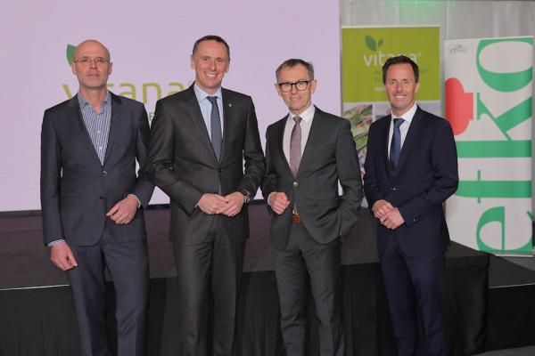 Der Standort bei Vitana sichert zahlreiche Arbeitsplätz in der Region: (v.l.n.r.:) Ing. Manfred Speiser, Landesrat Mag. Jochen Danninger, Klaus Hraby, Mag. Markus Pois