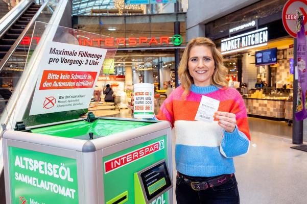 Für jeden gesammelten Liter erhalten Kunden einen Bon mit einem Vergütungswert von 10 Cent pro Liter Altspeiseöl. 