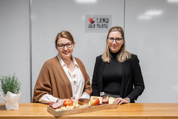 Sie präsentieren die Daten zum Agraraußenhandel: Christina Mutenthaler-Sipek, neue Geschäftsführerin der AMA-Marketing (li.) und Julia Göschelbauer, Exportmanagerin der AMA-Marketing.