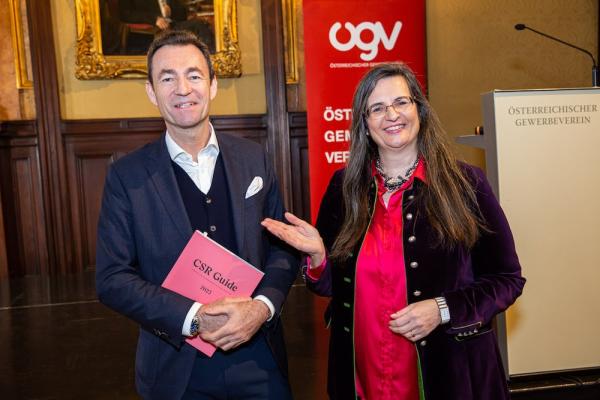 ARA Vorstand Harald Hanke und Mitglied der Brau Union Geschäftsleitung, Gabriela Straka, bei der Präsentation des CSR Guide 2023. 