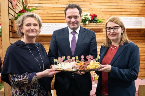 v.l.n.r.: Gertraud Grabmann, Obfrau Bio Austria, Norbert Totschnig, Landwirtschaftsminister und Christina Mutenthaler-Sipek, Geschäftsführerin der AMA-Marketing