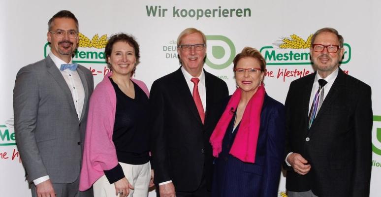 v.l.n.r.: Kim Folmeg, Geschäftsführung für den Bereich Produktion, Technik, QS und Einkauf, Marta Glowacka,  Geschäftsführung für den kaufmännischen Bereich, IT, Personal, Finance und Controlling,  Albert Detmers, geschäftsführender Gesellschafter, Prof. Dr. Ulrike Detmers, geschäftsführende Gesellschafterin,  Vorsitzende und Sprecherin der Geschäftsführung Mestemacher Management GmbH, Geschäftsführung Marketing,  Nachhaltigkeit und Umwelt sowie Fritz Detmers, geschäftsführender Gesellschafter, auf der Jahr