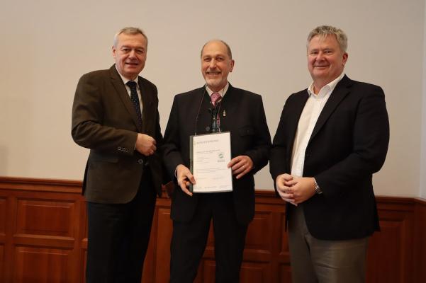 Das Spar-eigene Weingut Schloss Fels wurde erneut mit dem Gütesiegel Nachhaltig Austria des österreichischen Weinbauverbands ausgezeichnet. Unter über 400 prämierten Betrieben hat das Weingut Schloss Fels die beste Bewertung in der Kategorie Soziales erhalten. Die Zertifizierung übergaben der Geschäftsführer des österreichischen Weinmarketings Chris Yorke BSc. (r.) und Prof. DI Josef Glatt MBA, Direktor des Österreichischen Weinbauverbandes (li.) an KR DI Klaus Klein, Geschäftsführer des Weingut Schloss Fel