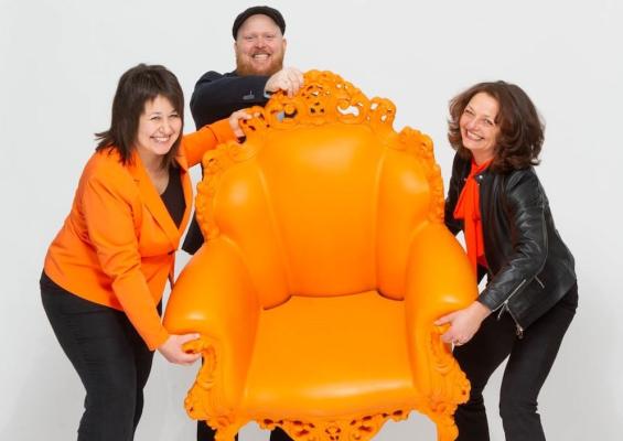 Der „Chefsessel“ in Bewegung: das neue Chef-Duo der Agentur Cox Orange Luana und Christian Köttler mit Founderin Carina Felzmann