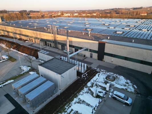 Hofer nimmt Biomasse-Heizanlage am Standort Sattledt in Betrieb