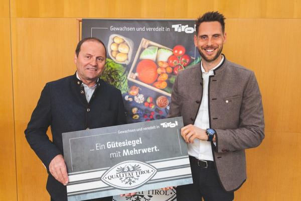 Josef Geisler (Landeshauptmannstellvertreter Tirol) und Matthias Pöschl (Geschäftsführer der Agrarmarketing Tirol GmbH, rechts).