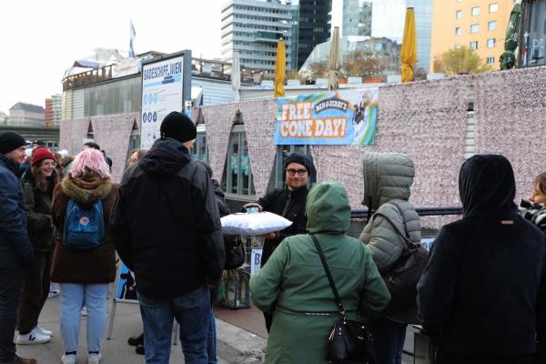 Ben & Jerry's Free Cone Day beim Badeschiff Wien 