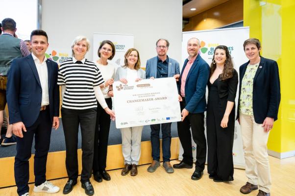 Youth Lead the Change: Alexander Frauneder (Jurymitglied), Tanja Dietrich-Hübner (Bereichsleitung Nachhaltigkeit Billa AG / Vorständin Blühendes Österreich), Gabriele Obermayr (Gesamtkoordination Österr. Biodiversitätsfonds, Bundesministerium für Klimaschutz, Umwelt, Energie, Mobilität, Innovation und Technologie), Hildegard Aichberger (Vorständin Blühendes Österreich & Vorständin oekostrom AG), Gábor Wichmann (Geschäftsführer BirdLife Österreich & Vorstand Blühendes Österreich), Ronald Würflinger (Generals