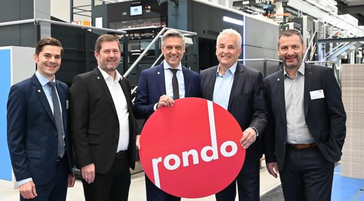 Rondo Betriebsleiter Robert Posch, Ganahl AG-technischer Vorstand Udo Nachbaur, Vorstandsvorsitzender Hubert Marte, König & Bauer GmbH Deutschland Geschäftsführer Reinhard Marschall und Rondo Geschäftsleiter St. Ruprecht Otto Schweinzer vor der neuen Delta SPC 130 Flex Line Automatic von König & Bauer