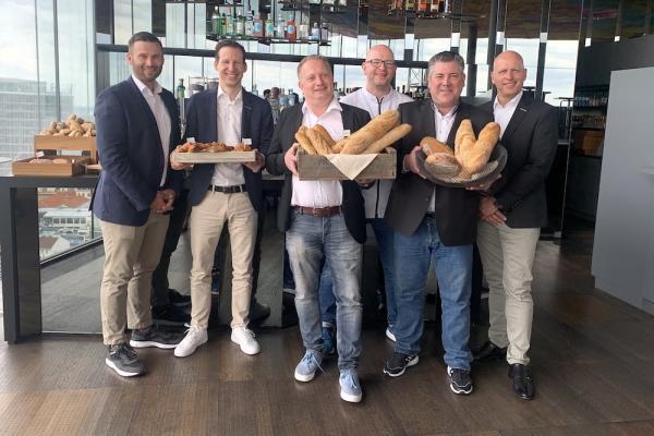 Robert Maaßen (re.), Country Commercial Manager & Branch Manager bei Vandemoortele für die DACH-Region, mit seinem motivierten Österreich-Team.