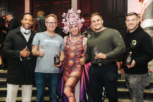 Vienna Gin Festival 2023 v.li.n.re: Ceasár Sampson, Thomas Kenyeri (KESCH), Hendricks-Promotorin, Matthias Göth, Rene Nemeth (KESCH)