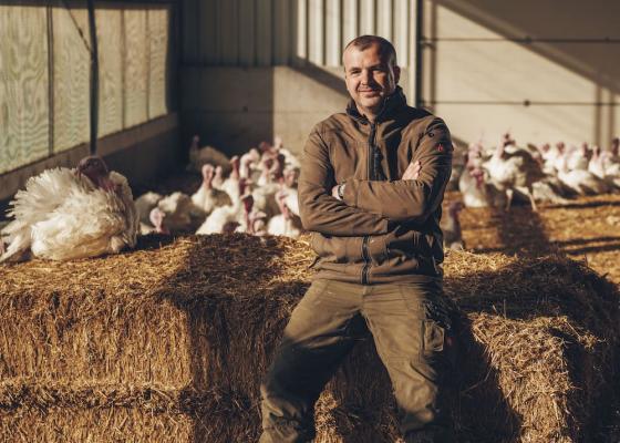 Ab Juli ist das „Fair zum Tier“-Putenfleisch des Waldviertler Landwirts Dietmar Hipp bei Billa und Billa Plus erhältlich.