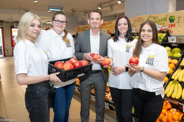 Billa Vertriebsdirektor Stefan Weinlich (Mitte) wünscht den Lehrlingen im Markt in der Schaumburgergasse 1 im 4. Bezirk in Wien viel Erfolg.