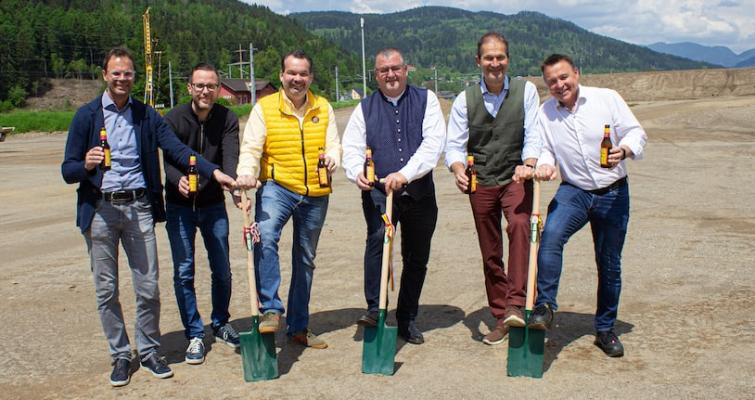 v.l.n.r. Alexander Hofer (Logistikleiter), Jürgen Simma (Logistikmitarbeiter), Niki Riegler (Eigentümer und Geschäftsführer der Privatbrauerei Hirt), Helmut Schweiger (Bürgermeister der Gemeinde Micheldorf), Klaus Möller (Eigentümer und Geschäftsführer der Privatbrauerei Hirt) und Raimund Linzer (Braumeister)