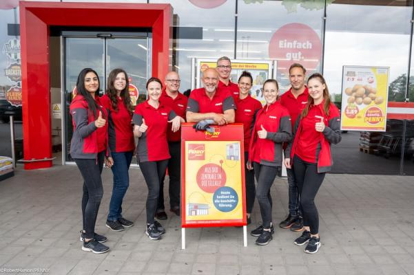 Das Penny Geschäftsführungsteam vor der Filiale in Groß Enzersdorf