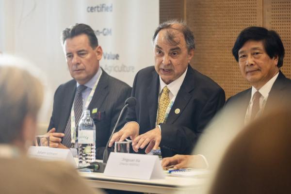 Wien ist fünf Tage Soja-Hauptstadt der Welt. Bei der Eröffnung v.l.: Matthias Krön (Gründer und Präsident von Donau Soja), Johann Vollmann (Boku Professor), Jingyuan Xia (Direktor von der Abteilung Pflanzenproduktion und Pflanzenschutz (NSP) der UN-Ernährungs- und Landwirtschaftsorganisation FAO)