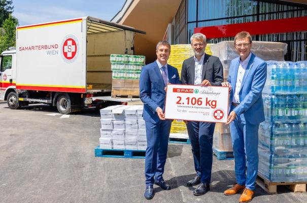 Oliver Löhlein, Geschäftsführer des Samariterbund Wiens, bedankte sich bei Spar-Geschäftsführer Alois Huber und Dr. Eugen Lamprecht, Mitglied der Geschäftsführung bei Schlumberger, für die Spende.  