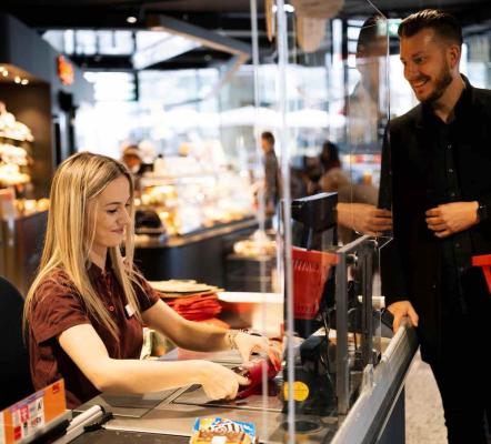 In einigen MPreis-Märkten können Kundinnen und Kunden bar oder bargeldlos in einer "Cashless Lane" bezahlen.