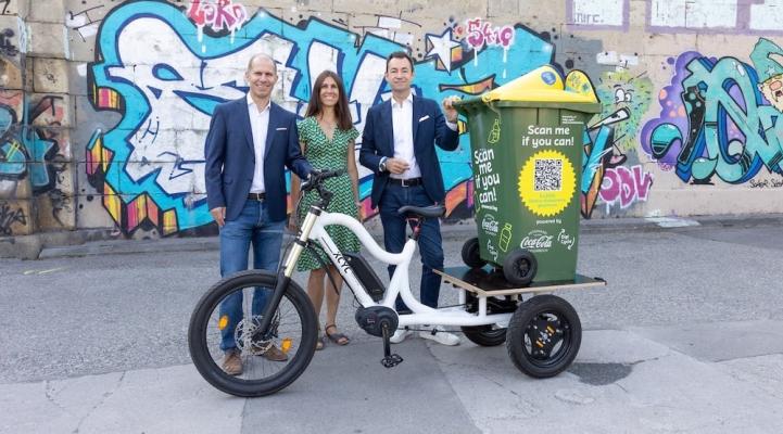Herbert Bauer, General Manager Coca-Cola HBC Österreich, Michaela Heigl, Geschäftsführerin Digi-Cycle, und ARA-Vorstandssprecher Harald Hauke am Wiener Donaukanal