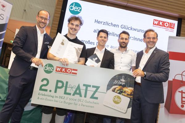 SPAR-Lehrling Antonio Ipavec (2.v.l.) holte das Goldene Leistungsabzeichen im „TyrolSkills“-Wettbewerb der Wirtschaftskammer. 