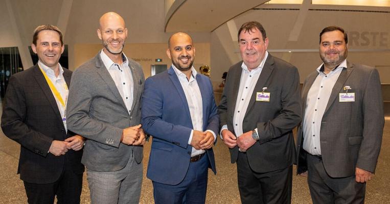 (v.l.n.r.): Kurt Aschbacher (Billa Vertriebsdirektor), Peter Gschiel (Billa Vertriebsdirektor), Hamed Mohseni (Billa Vertriebsdirektor), Edelbert Schmelzer (Billa Vertriebsleiter) und Gerhard Haubmann (Billa Vertriebsleiter) ließen sich das Startup Innovationsdinner am Erste Campus nicht entgehen.