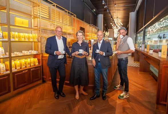Mag. Julian Jäger (Vorstand der Flughafen Wien AG), Ursula Fürnhammer (CEO Lagardère Travel Retail Austria), Rudi Kobza und Valentin Siglreithmaier (beide Bieder & Maier)