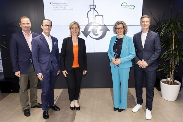 Einwegpfand fixiert: v.li.n.re: Philipp Bodzenta, Robert Nagele (Trägerverein Einwegpfand), Klimaschutzministerin Leonore Gewessler, Monika Fiala, Simon Parth (Recycling Pfand Österreich)
