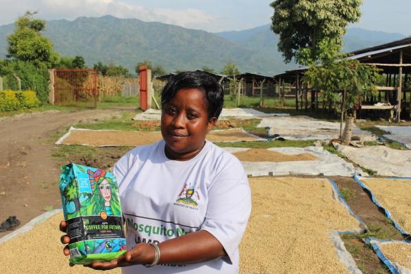 Josinta Kabugho mit dem Coffee for Future der EZA Fairer Handel