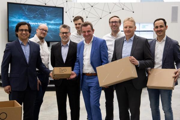 Im Oktober 2022 besiegelten KNAPP und Packsize ihre strategische Zusammenarbeit. Die gemeinsam entwickelte Lösung zur Optimierung des Verpackungsprozesses ist bereits erfolgreich im Einsatz. v.l.n.r. Fabricio Ruilova, Strategic Partnerships (Packsize), Martin Schlachter, Managing System Design Engineer (KNAPP AG), Ed Carr, Senior VP North America (Packsize), Samuel Krauser, Senior Product Manager (KNAPP AG), Heimo Robosch, Executive Vice President (KNAPP AG), Steve Larson, Vice President Global Strategic Pa