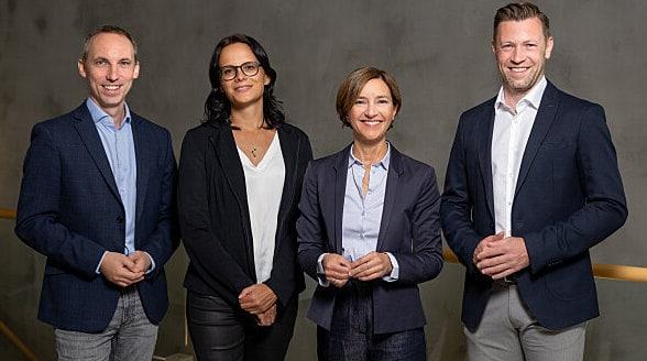 Die Unternehmenskommunikation & Public Affairs unter der Leitung von Claudia Riebler erhält Verstärkung von zwei erfahrenen Kommunikator:innen: Simone Hoepke und Marcus Schober sprechen künftig neben Paul Pöttschacher für die Rewe Group Österreich und Billa. v.l.n.r.: Paul Pöttschacher, Simone Hoepke, Claudia Riebler, Marcus Schober