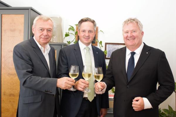 Weinernte 2023: v.l.n.r.: Josef Glatt (Direktor Österreichischer Weinbauverband), Johannes Schmuckenschlager (Österreichischer Weinbaupräsident), Chris Yorke (Geschäftsführer ÖWM)