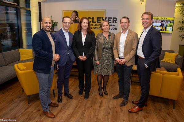 (v.l.n.r.): Hamed Mohseni (Billa Vertriebsdirektor), Robert Nagele (Billa Vorstand Ressort Immobilien), Christine Dubravac-Widholm (Bezirksvorsteherin Wien-Brigittenau), Elke Peller-Kühne (Leiterin Human Resources Management bei Billa AG), Stefan Weinlich (Billa Vertriebsdirektor) und Eric Scharnitz (Billa Vertriebsdirektor) ließen sich die feierliche Eröffnung des neuen Billa Ausbildungszentrums nicht entgehen.