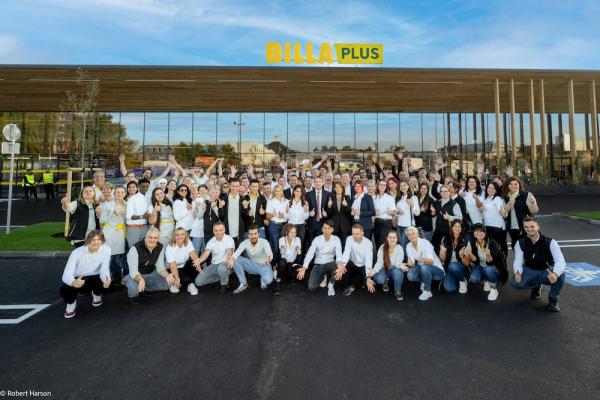 Das Team von BILLA PLUS in Brunn am Gebirge freut sich über die Wiedereröffnung.