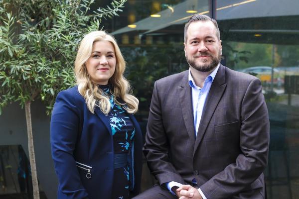 dm Bilanzpressekonferenz in Wien V.l.n.r.: Petra Gruber (Ressortleiterin Marketing & Einkauf) und Harald Bauer (dm Geschäftsführer)