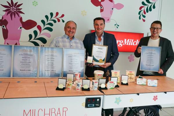 Freude bei SalzburgMilch über die vielen Qualitätsauszeichnungen vlnr: Franz Gründl (Bereichsleitung PE & Innovation), Andreas Gasteiger (Geschäftsführer), René Eder (Head of Operations)