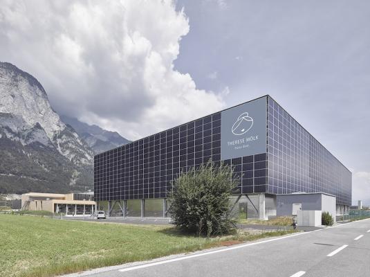 MPreis hat die Produktionsbereiche der Bäckerei Therese Mölk, der Alpenmetzgerei, des Convenience-Angebots und der hauseigenen Destillerie zu einer zentralen Lebensmittelherstellung zusammengeführt.