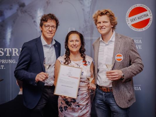 Für das kommende Jahr konnte die vielfältig aktive Wirtin der Angerer Alm in St. Johann in Tirol und Präsidentin der Sommelier Union Austria als Sekt Austria-Botschafterin gewonnen werden. (v.l.) Mag. Benedikt Zacherl, Vorsitzender des Österreichischen Sektkomitees; Annemarie Foidl, Sekt Austria-Botschafterin; Michael Malat, Leiter des Marketingausschusses im Österreichischen Sektkomitee.