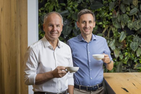 Michael Lehrer, langjähriger Marketingleiter bei Teekanne (li.) und Roland Fischer-Colbrie, Leiter Vertrieb und Export des Unternehmens.