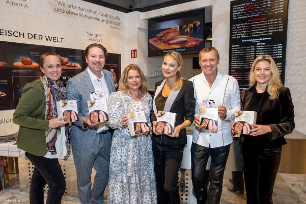 Billa und Aumaerk: (v.l.n.r.): Barbara Neubauer (Head of Marketing bei Aumaerk), Hannes Metz (Head of Sales bei Aumaerk), Simone Grossauer (Leitung Einkauf Frischfleisch bei Billa) Karin und Harald Neumaerker (Geschäftsführer Aumaerk) und Ina Ott (Brand Ambassador & Projektmanagerin DACH bei Aumaerk) mit den neuen Billa Genusswelt Produkten.