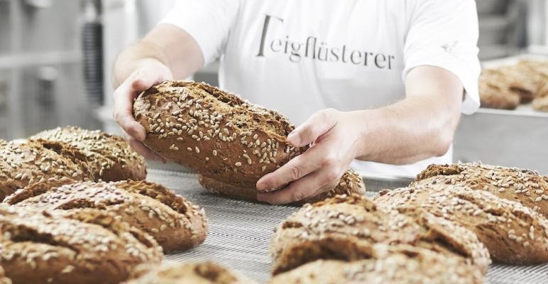 Wir haben uns angesehen, wie es Kuchen-Peter gelingt, traditionelles Bäckerhandwerk mit einem hohen Grad an Automatisierung in Einklang zu bringen..