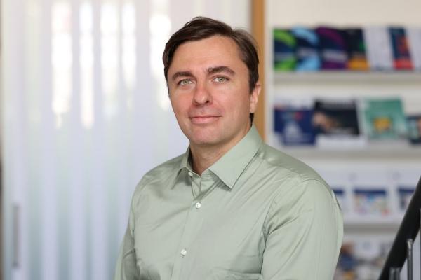 Mit 1.1.2024 übernimmt der gebürtige Wiener Mag. Philipp Haderer, MSc, als Manager des Logistikverbund-Mehrweg (L-MW) die Agenden von Prof. Dr. Nikolaus Hartig. 