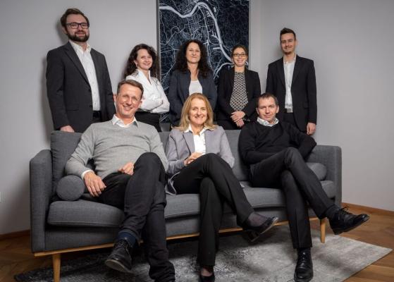 Standort + Markt feiert 50.  Firmenjubiläum: 2. Reihe: Matthias Redlinghofer, MA, Petra Hartlieb, Karin Zimmel, Martina Rotter, BA, Peter Prammer, BSc 1. Reihe: Mag. Hannes Lindner, Mag. Brigitte Moser, Dr. Roman Schwarzenecker