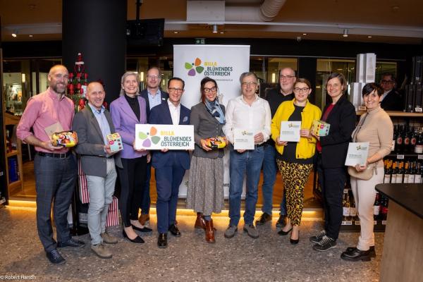 Foto v.l.n.r.: Ronald Würflinger (Generalsekretär Blühendes Österreich), Martin Pfeiffer (Geschäftsführer der OPST Obst Partner Steiermark GmbH), Tanja Dietrich-Hübner (Leiterin Nachhaltigkeit REWE International & Vorständin Blühendes Österreich), Gábor Wichmann (Geschäftsführer BirdLife Österreich & Vorstand Blühendes Österreich), Robert Nagele (Vorstand BILLA AG & Vorstand Blühendes Österreich), Kathrin Succow (Vorsitzende Stiftungsrat Michael Succow Stiftung), Peter Huemer (Tiroler Landesmuseen - Kustos 