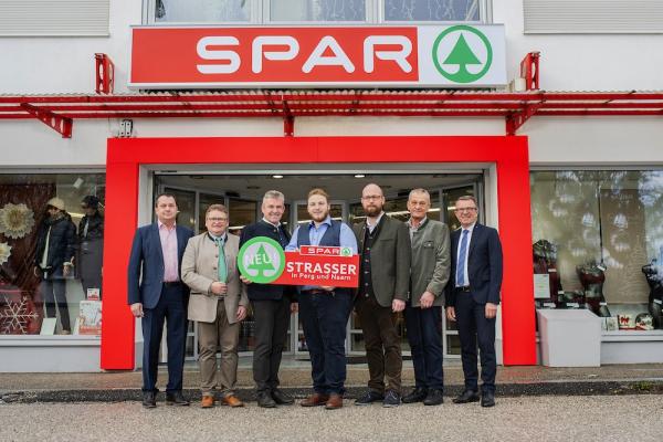 Kaufmannsfamilie Strasser wechselt zu Spar: Jakob Leitner, Geschäftsführer der Spar-Zentrale Marchtrenk, freut sich gemeinsam mit Herbert Strasser und seinem Sohn Stefan, sowie mit Jakob Strasser und seinem Vater Johann, und den beiden Bürgermeistern Martin Gaisberger, aus Naarn im Machlande, und Anton Froschauer, aus Perg, über die Eröffnung der neuen Spar-Supermärkte im unteren Mühlviertel. (v. r.)