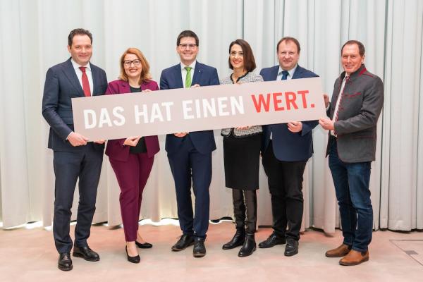 Bundesminister für Land- und Forstwirtschaft Norbert Totschnig, AMA-Marketing GF Christina Mutenthaler-Sipek, AMA-Marketing Aufsichtsratsvorsitzender Lorenz Mayr, AMA-Vorständin Lena Karasz, AMA-Vorstandsvorsitzender Günter Griesmayr, Präsident der Landwirtschaftskammer Österreich Josef Moosbrugger.