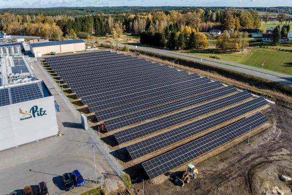 Mit der neuen Freiflächen-PV-Anlage produziert die Backwelt Pilz summa summarum 1.500 kwP.