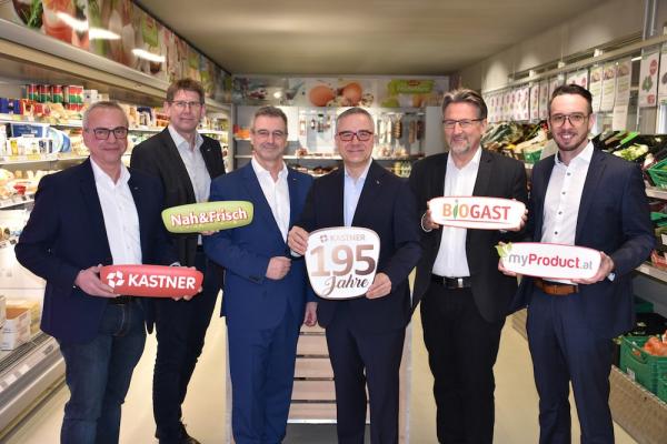 Die Kastner Geschäftsführer rund um KR Christof Kastner freuen sich über das erfolgreiche Jubiläumsjahr. v.l.n.r.: Prok. Alfred Hackl (Vertriebsleiter Kastner Abholmarkt und Gastrodienst), Andreas Blauensteiner MBA (Kastner Geschäftsführer und Standortleiter Zwettl), Mag. Herwig Gruber (Kastner Geschäftsführer und CSR-Beauftragter), KR Christof Kastner (Geschäftsführender Gesellschafter Kastner Gruppe), Horst Moser (Biogast Geschäftsführer), Rainer Neuwirth MA (myProduct Geschäftsführer)