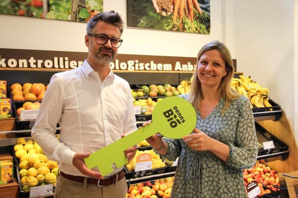 Mareike Nossol M.Sc. und Mag. (FH) Oliver Dobbs bei der symbolischen Schlüsselübergabe im Sommer 2023