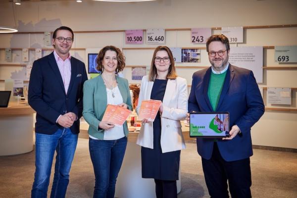 Die Kooperation mit der Online-Plattform "because-we.care" bietet Unterstützung für dm Mitarbeiterinnen und Mitarbeiter in Pflegesituationen: im Bild v. li.: Max Lammer (Co-Founder we care), Manuela Fuchshofer (Ressort Mitarbeiter, Teamleitung Diversity bei dm), Karin Reisinger (dm Geschäftsleitung und Leitung Ressort Mitarbeiter), Andreas Gruber (Gründer we care)